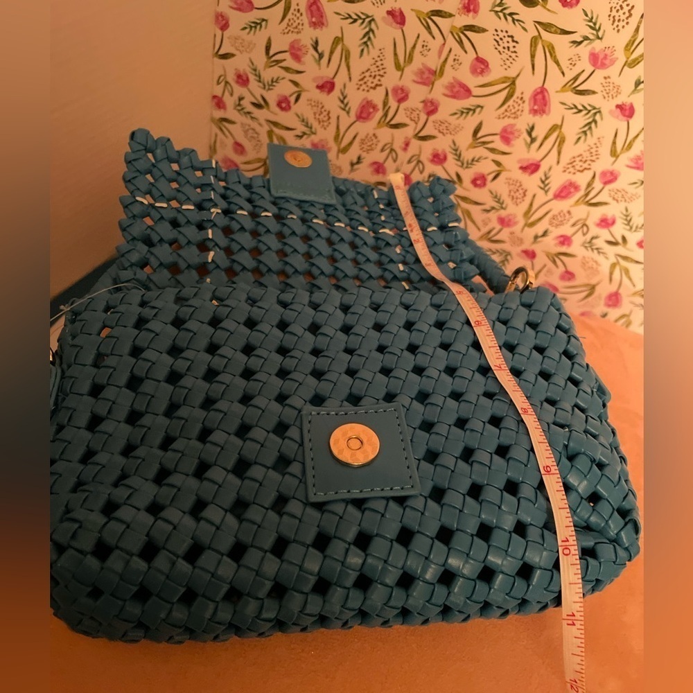 Ladies blue purse, strap & handle Magnetic closure Expressions NYC zip inside - Picture 6 of 6